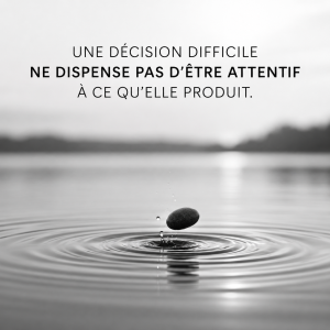 Pierre créant des ondulations dans l’eau, illustration des effets d’une décision difficile comme un licenciement.