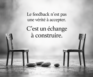 Deux chaises face à un espace de dialogue, illustrant le feedback comme un échange à construire plutôt qu'une vérité à accepter.